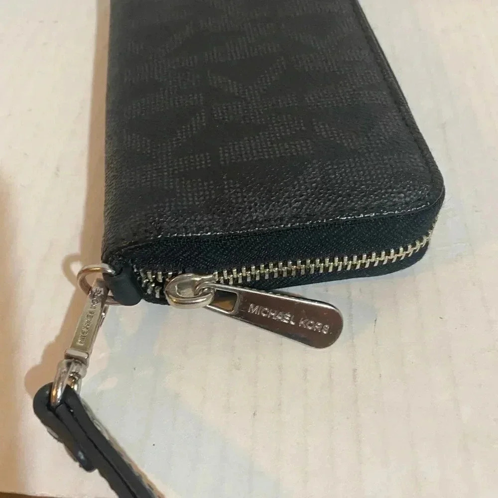 Michael Kors MK signature print canvas wristlet - Picture 8 of 12